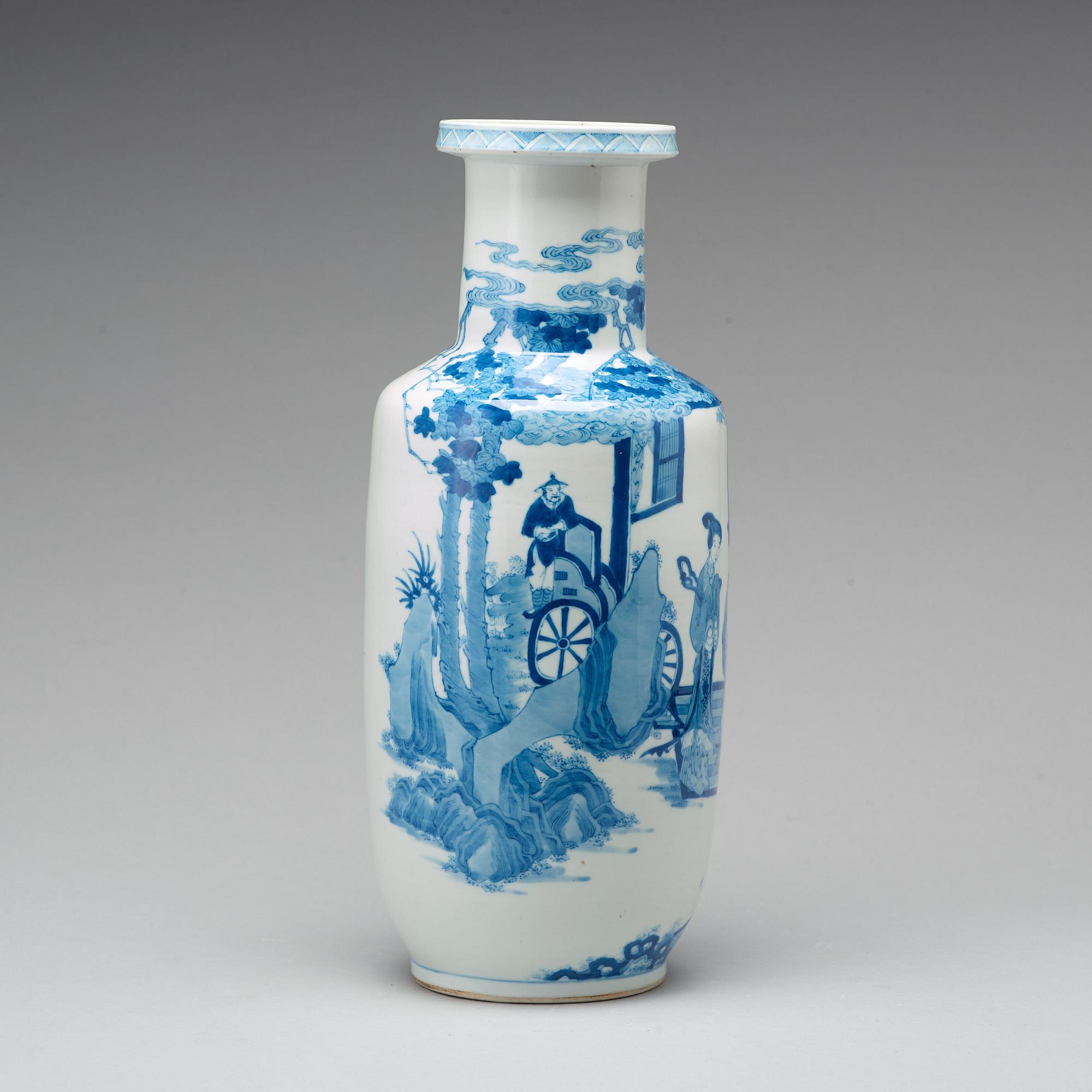 A blue and white roleau vase, Qing dynasty, 19th Century.