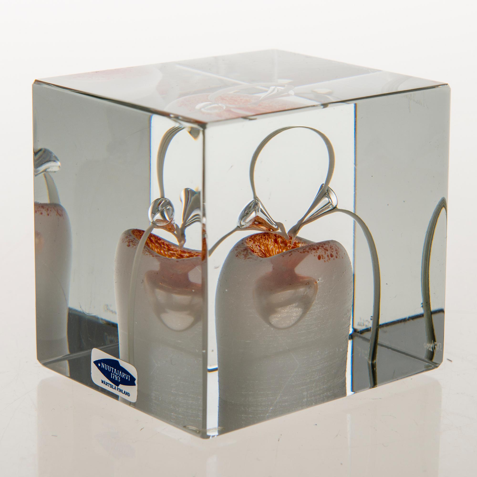OIVA TOIKKA, An annual glass cube, signed Oiva Toikka Nuutajärvi 1985, numbered 527/2000.
