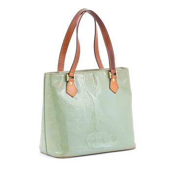 810. LOUIS VUITTON, a peppermint vernis handbag, "Houston".