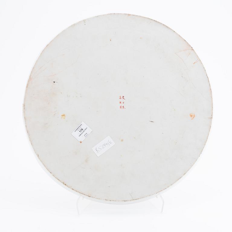 A large Japanese Satsuma porcelain tray or dish, Meiji-period (1868-1912).