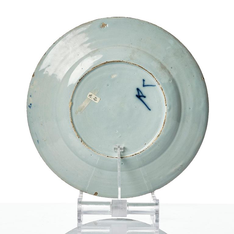 Tallrikar, tre stycken, fajans. Holland, 1700-tal.