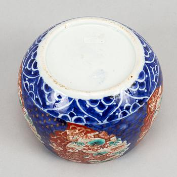 An imari pear shaped jar with cover, Japan, Meiji period (1868-1912).