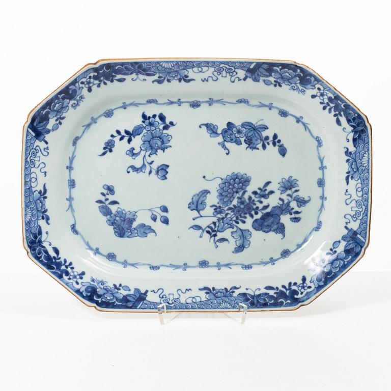 A blue and white serving dish, Qing dynasty, Qianlong (1736-95).
