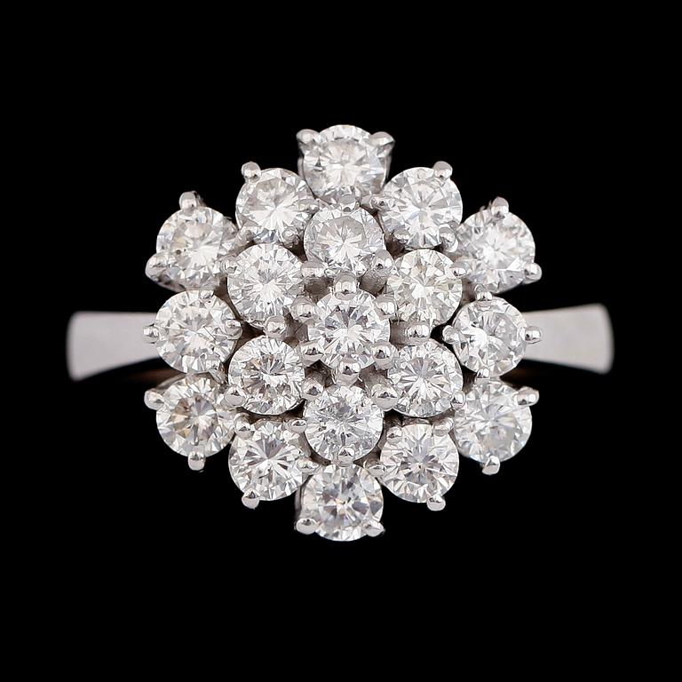 RING, 18K vitguld, briljantslipade diamanter tot ca 1.93 ct. Vikt ca 7 g.