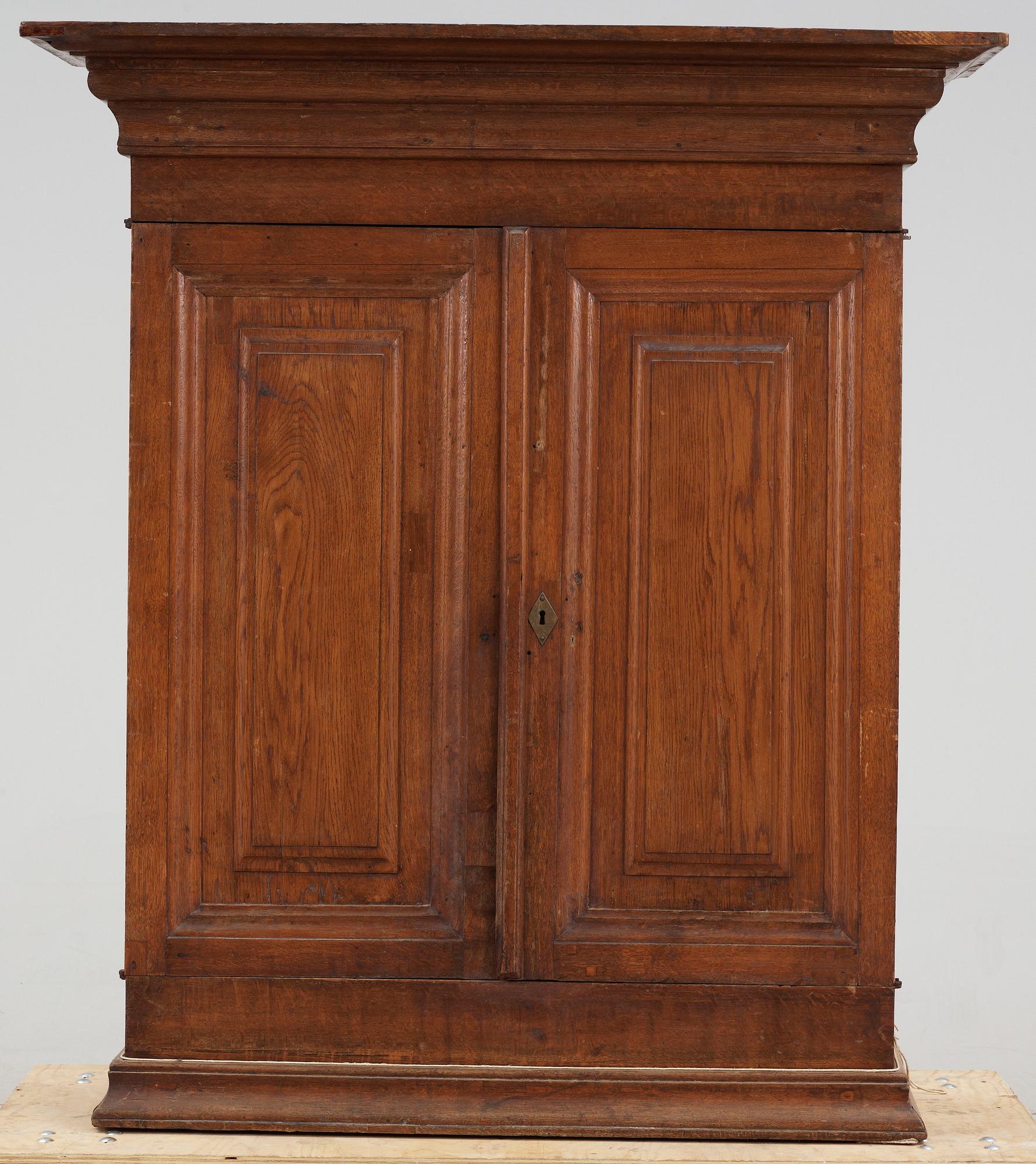 ÖVERSKÅP, 1700-tal.