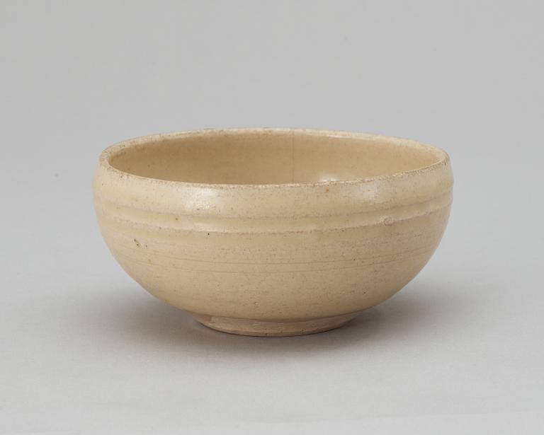 A cream glazed bowl, Tang dynasty.