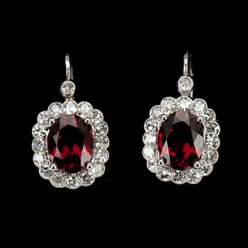 ÖRHÄNGEN, vitguld 14K med granat 3,38 ct. och briljantslipade diamanter tot. 0,84 ct. Vikt 3,9 g.