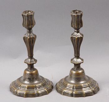 LJUSSTAKAR, ett par, förtennad mässing, barock, 1700-tal.
