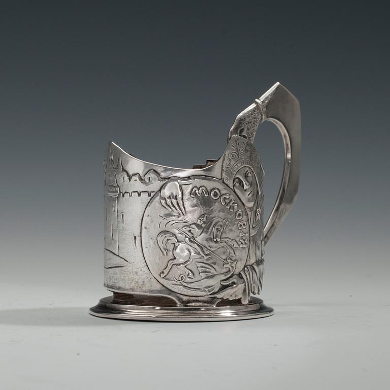 TEGLASHÅLLARE, 84 silver. Stämplad M.T. Ryssland 1896 - 1908. Höjd 11 cm. Vikt 158 g.