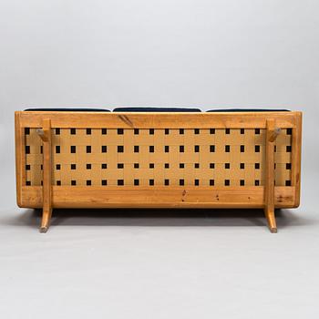 Carl Gustaf Hiort af Ornäs, sohva, "Studio",Puunveisto Oy - Träsnideri Ab 1900-luvun puoliväli.