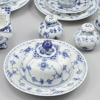 SERVISDELAR, 140 delar, "Musselmalet", porslin, Royal Copenhagen, 1900-talets andra hälft.