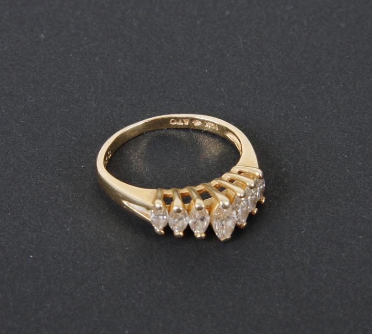 RING, 14 K guld med navettslipade diamanter, tot 1.02 ct enl gravyr.