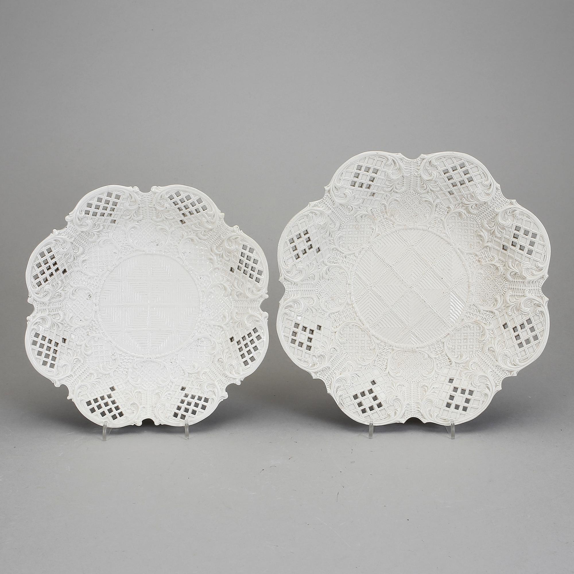 TALLRIKAR, 2 st. "Saltglazed", Staffordshire, omkring 1760.