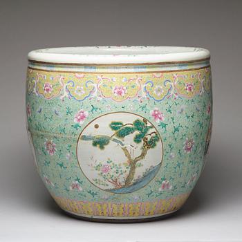 FISKBASSÄNG, porslin. Qingdynastin, 1800-tal.