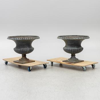 Garden urns, a pair, 20th century.