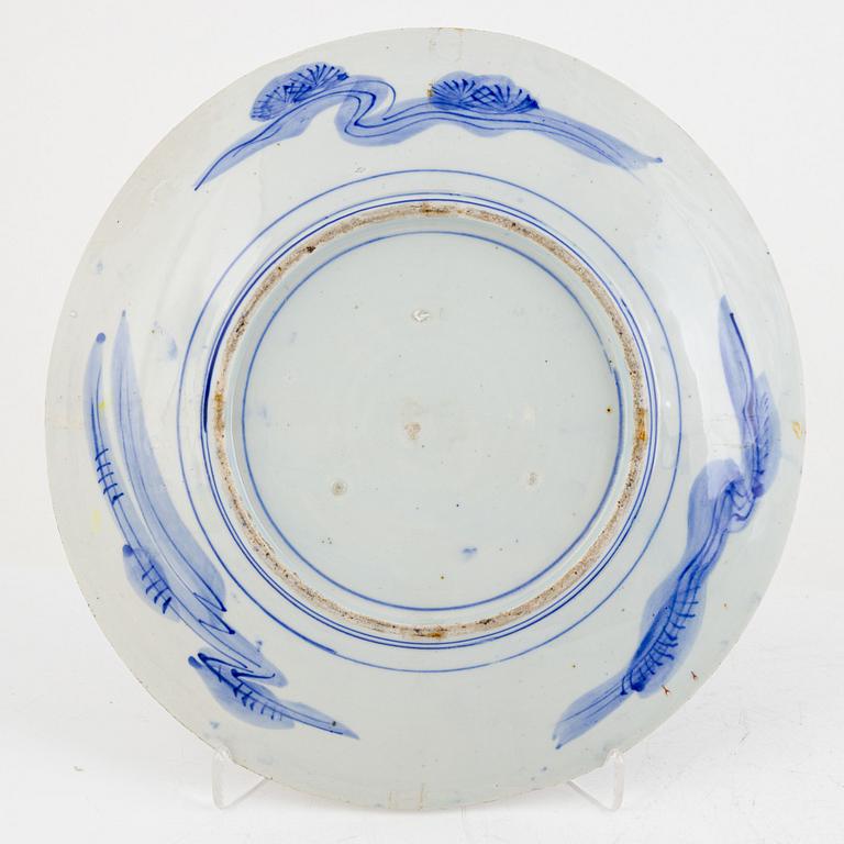 Two Japanese imari dishes, Meiji (1868-1912).