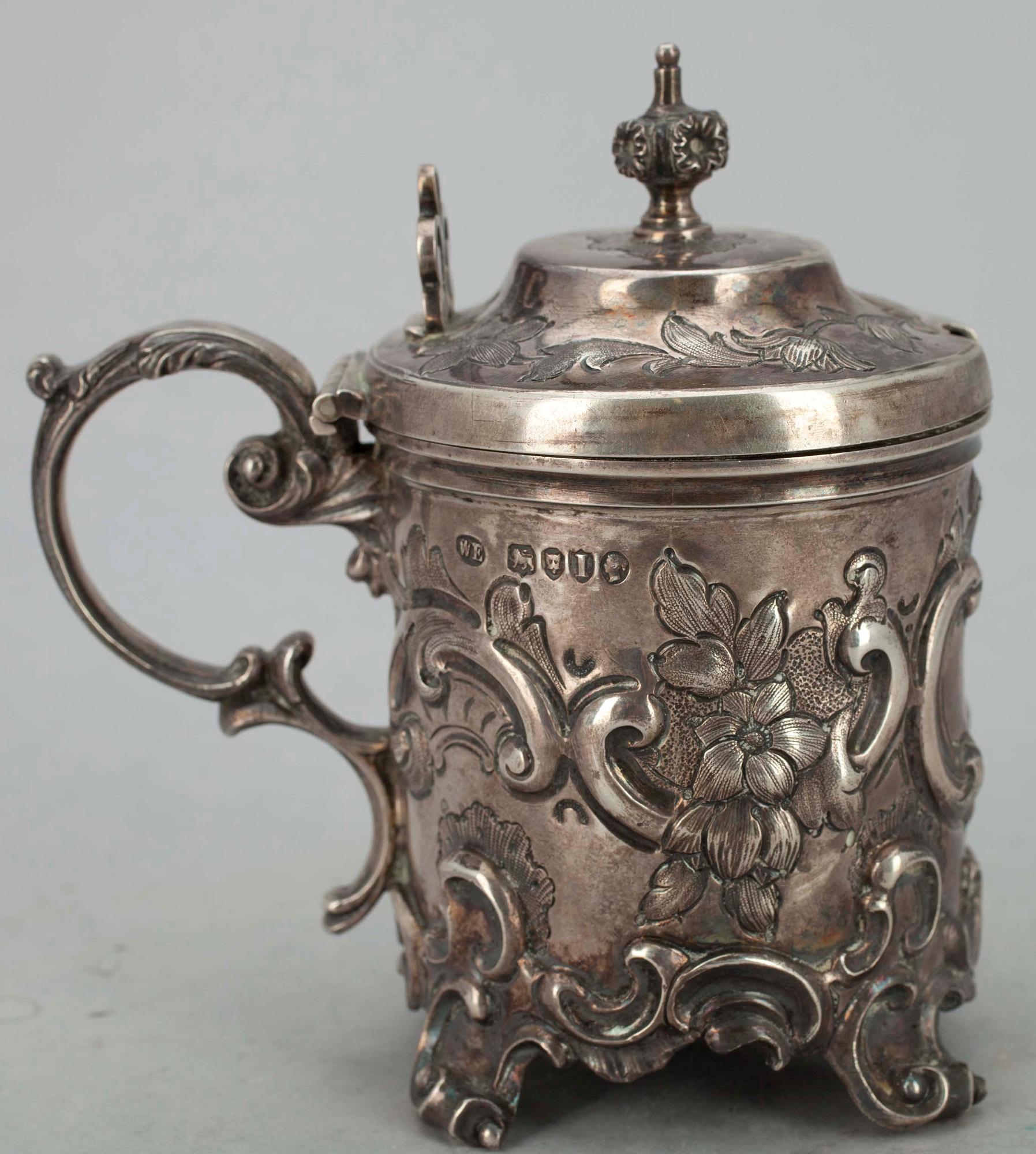 SOCKERSKÅL, silver, London, 1891 samt SENAPSKANNA, silver, London, 1884. Tot vikt 454 gr.