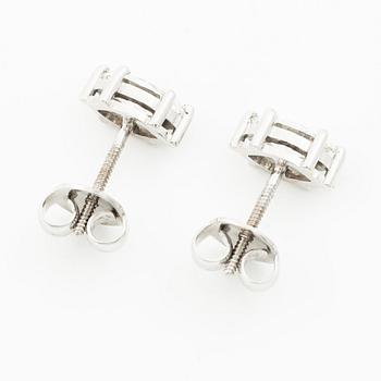 Örhängen, ett par, 18K vitguld med markisslipade diamanter, totalt 1.02 ct. Medföljande GIA dossier.