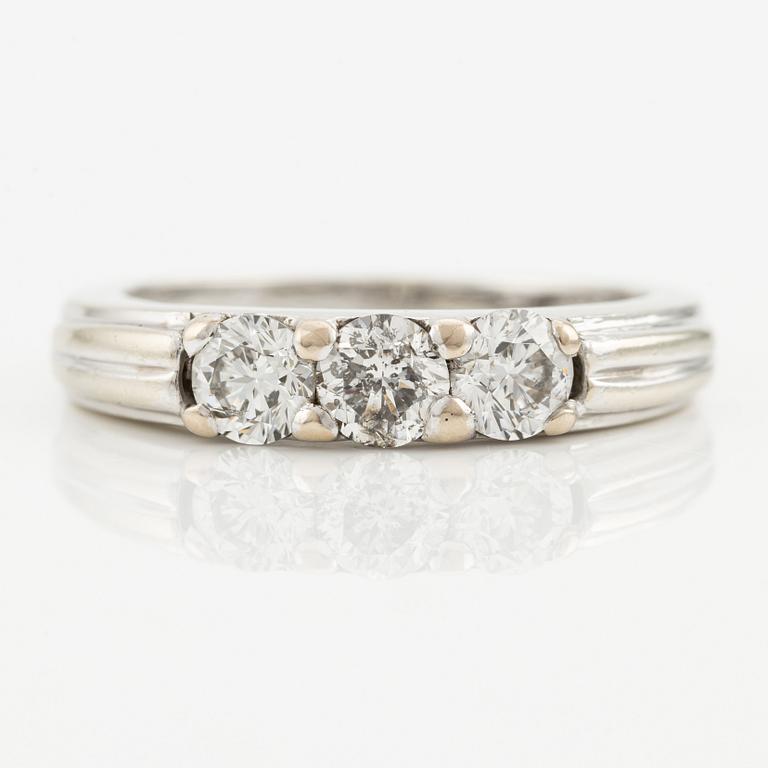 Ring, 14K vitguld med tre briljantslipade diamanter.