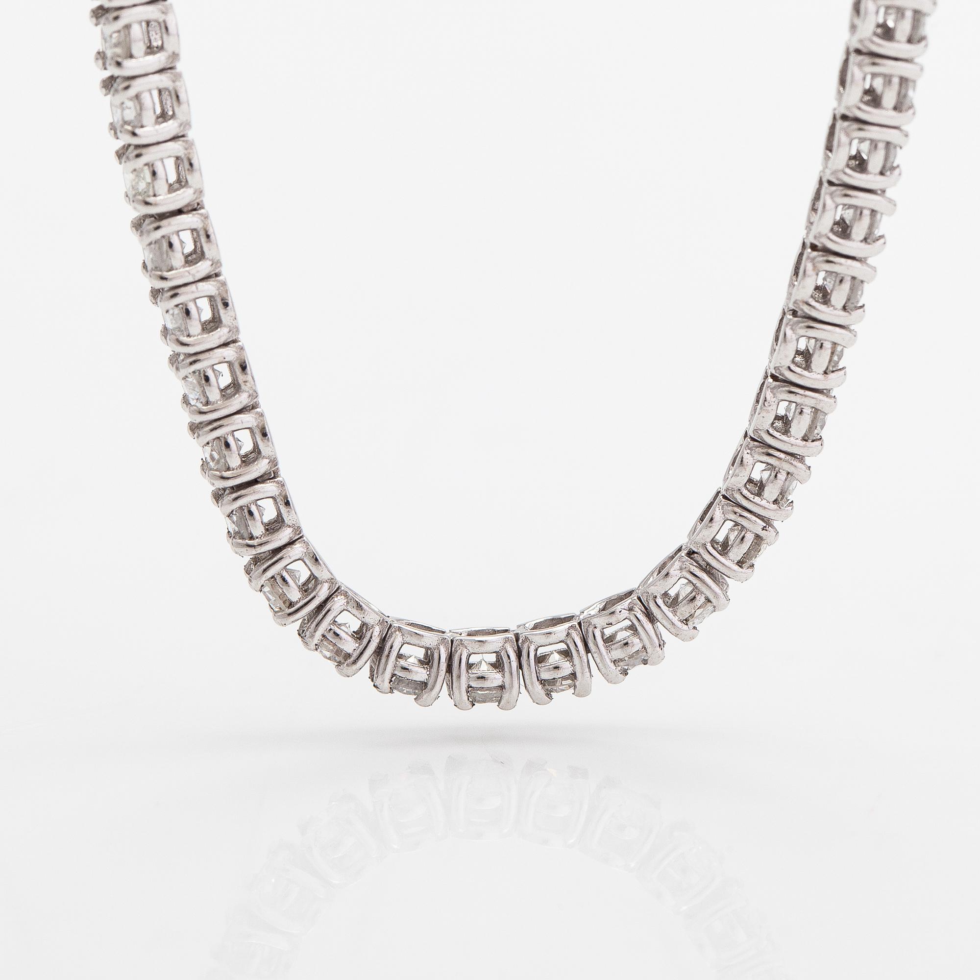 Tenniskaulakoru/-rannekoru, 14K valkokultaa ja timantteja n. 6.96 ct yht. AIG todistuksella.