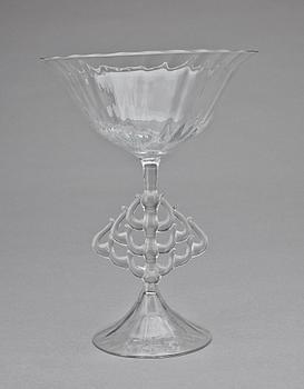 SKÅL PÅ FOT, glas, Nils Landberg, Orrefors, 1900-talets mitt.