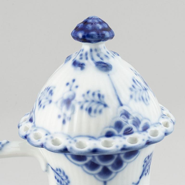 Royal Copenhagen, a mocca porcelain service (17 pcs), 'Musselmalet'.