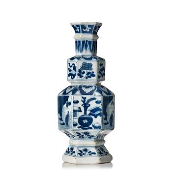 A blue and white vase, Qing dynasty, Kangxi (1662-1722).