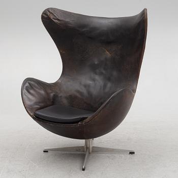 An Arne Jacobsen black leather 'Egg' chair, Fritz Hansen, Denmark, circa 1960.