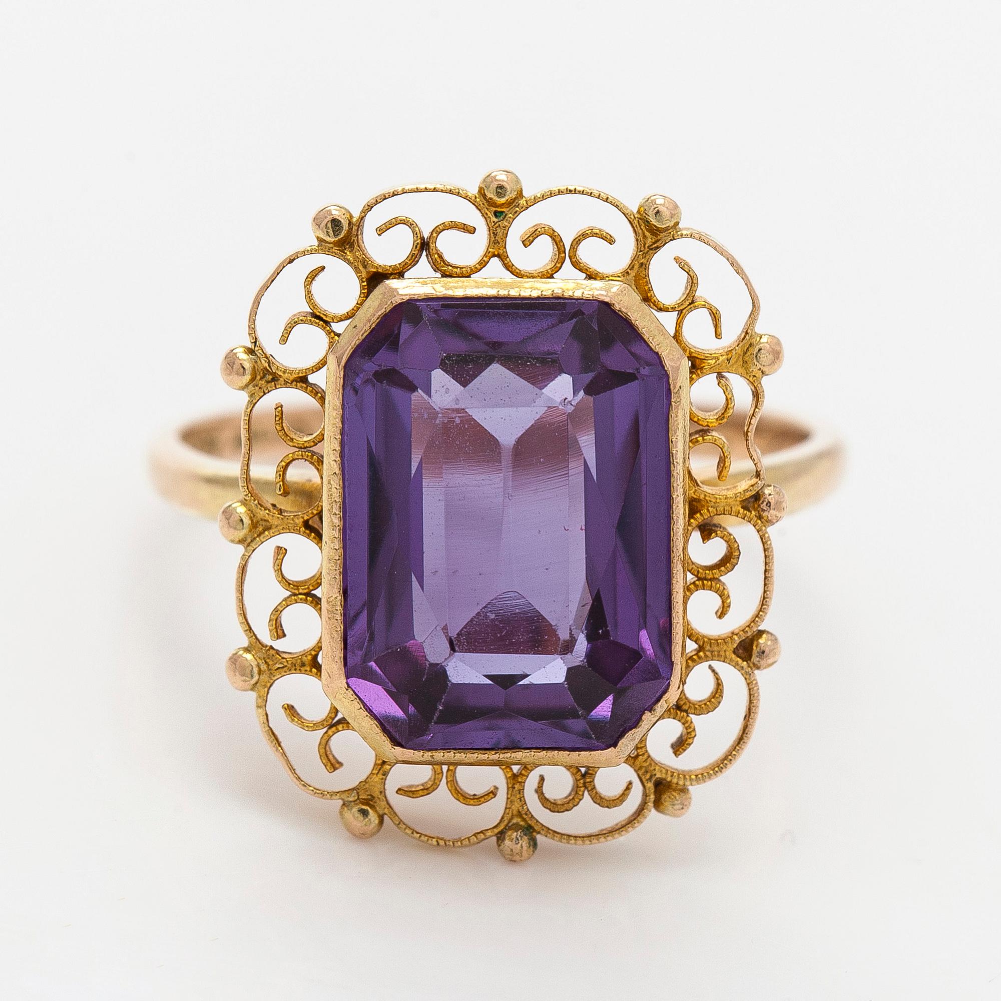 Ring, fasettslipad syntetisk safir, 14K guld.