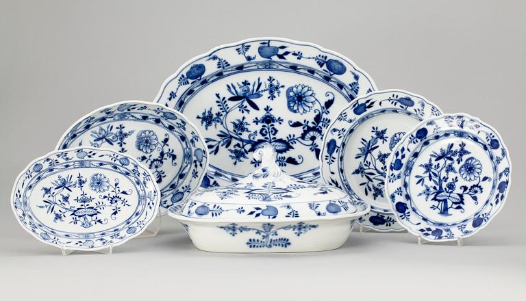 MATSERVIS, 88 delar, porslin,"lökmönstret",  Meissen.