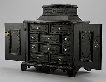 KABINETTSKÅP, barock, 1700-talets första hälft.