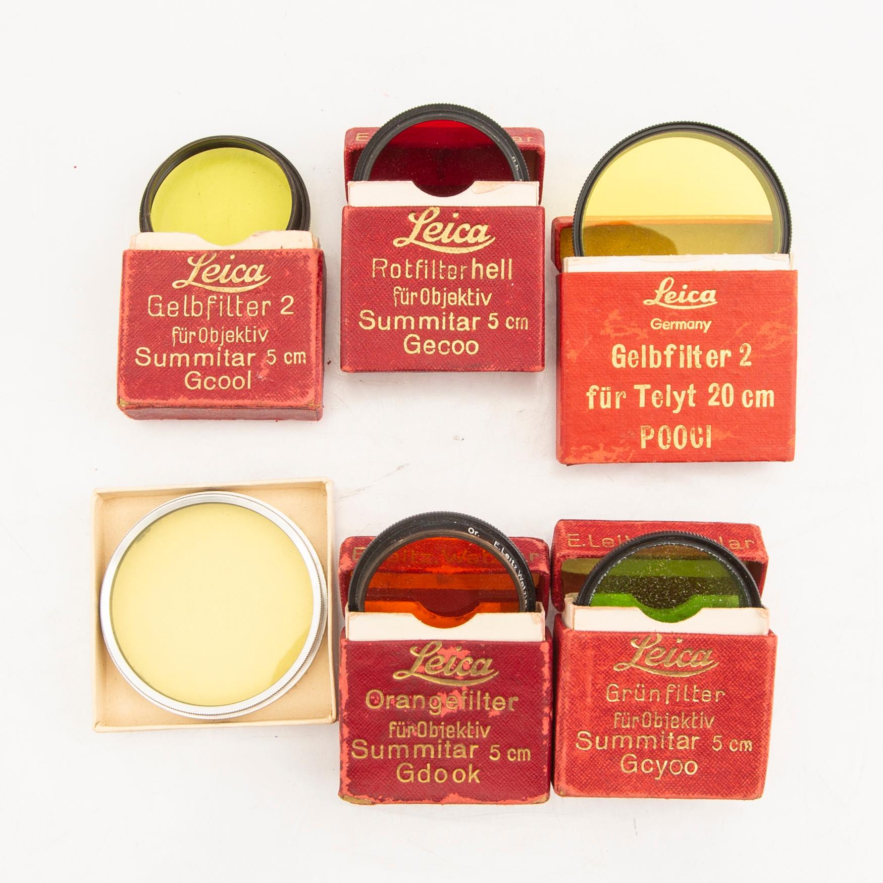 Kameror 2 st samt tillbehör Leica.