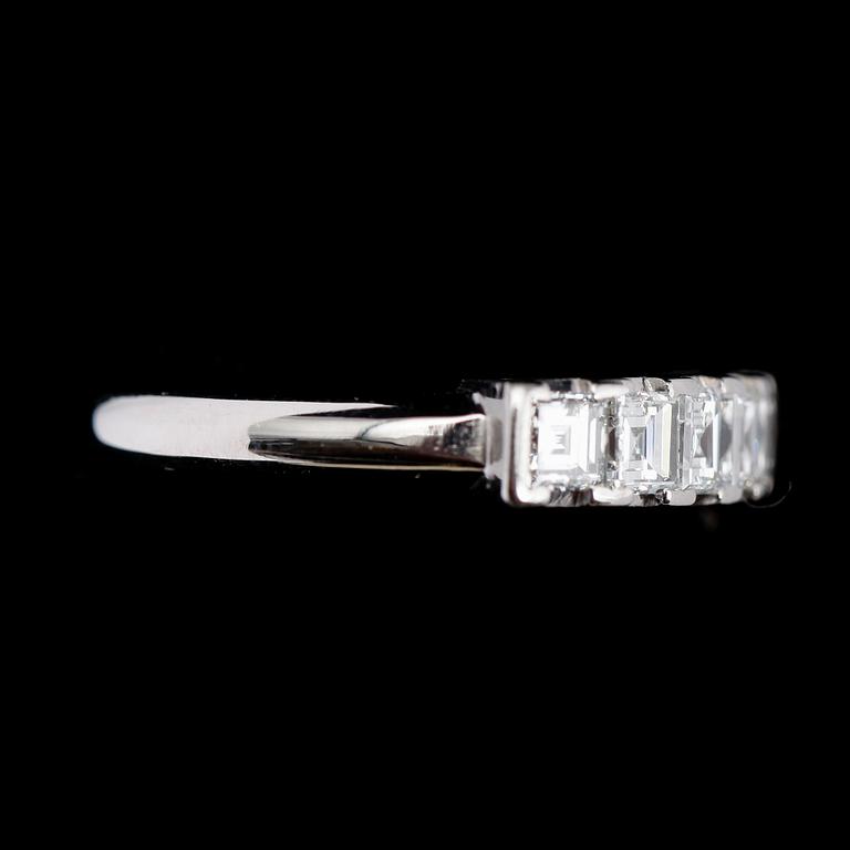 RING, platina, 5 baguetteslipade diamanter totalt 1.01 ct. Total vikt 4,4 gram.