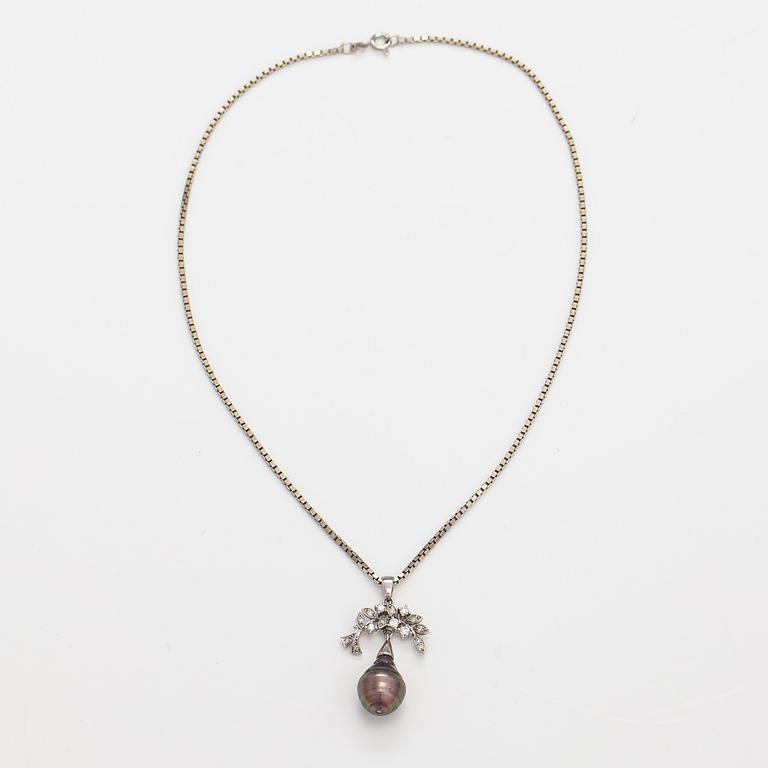 Halsband, 18K vitguld, odlad pärla och diamanter ca 0.32 ct tot.