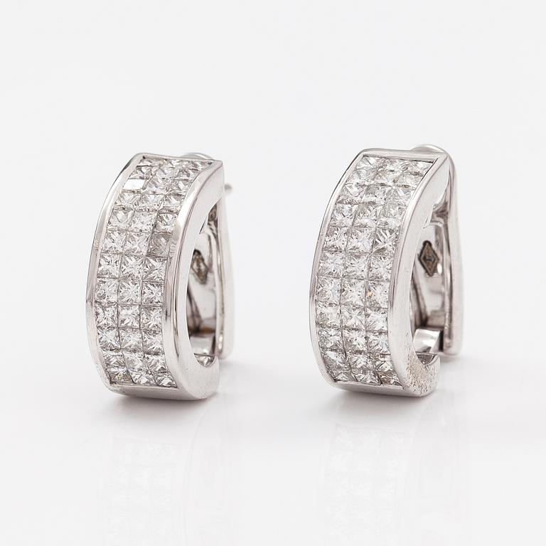 A pair of 18K white gold earrings with princess-cut diamonds ca. 3.60 ct in total. IGA certificate.