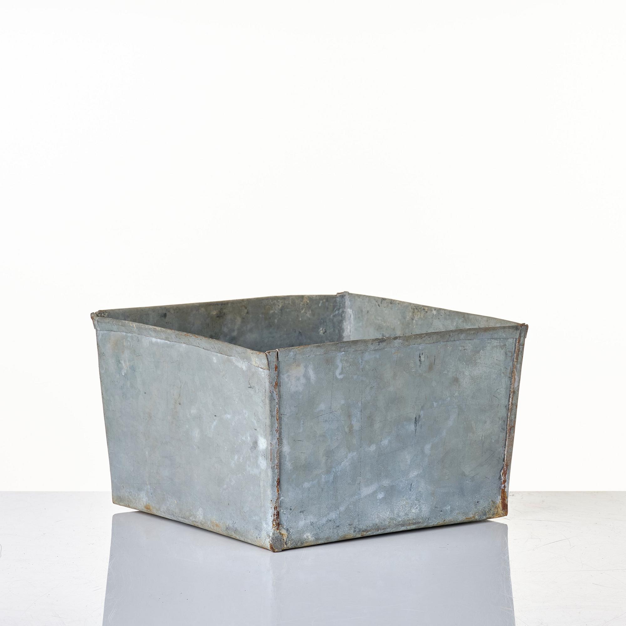 A blue and white flower pot, late Qing dynasty, circa 1900.