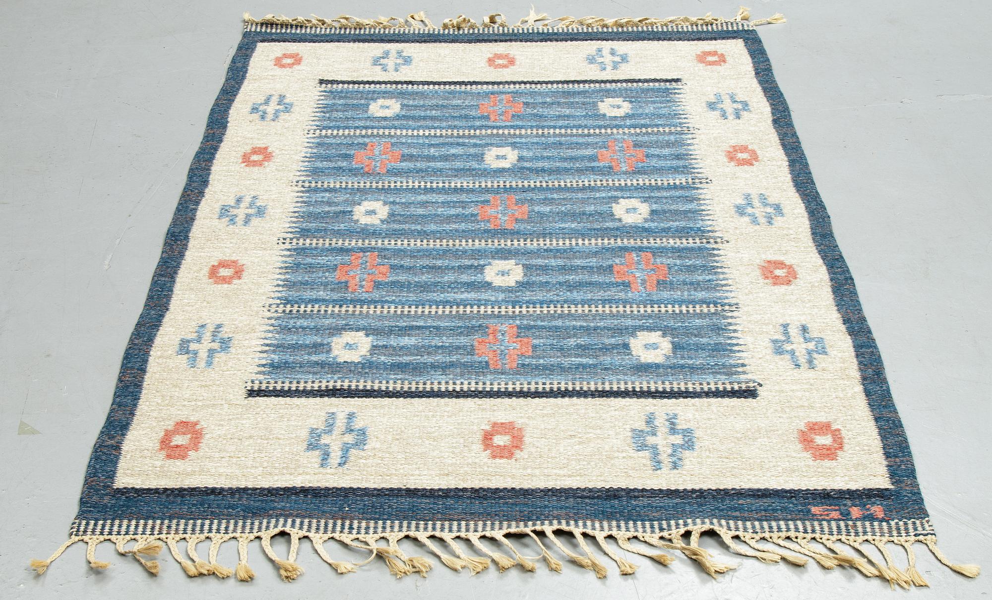 A carpet, flat weave, ca 199 x 122,5-125,5 cm, signed S.H. (possibly Svensk Hemslöjd).