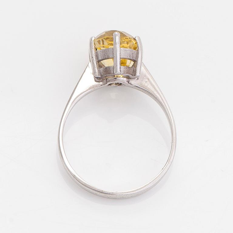 Ring, 18K vitguld med en oval fasettslipad safir.