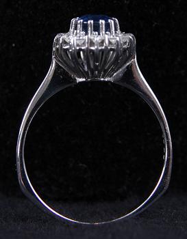 CARMOSERING, vitguld, 12 st briljanter samt safir. 1.01 ct enl inskription.