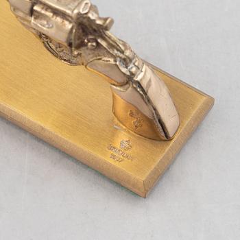 Carl Fredrik Reuterswärd, "Non violence".