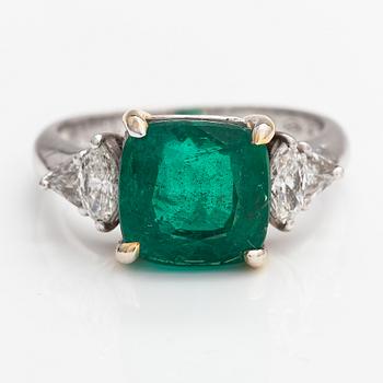 An 18K white gold ring with diamonds ca. 0.44 ct in total and an emerald ca. 5.46 ct in total. Import marked ITD, Espoo.