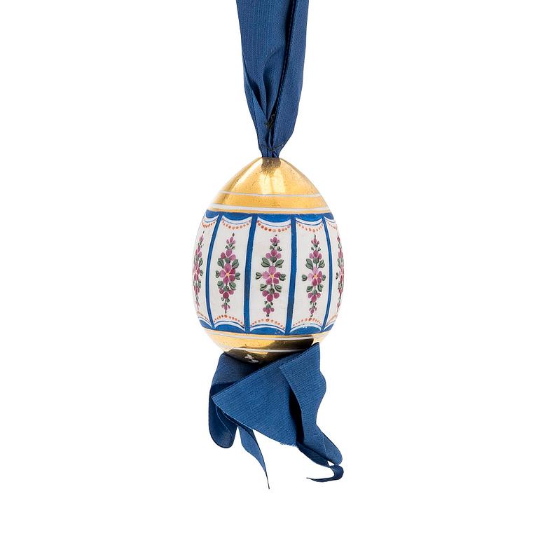 A late Russian Empire porcelain easter egg, period of Nicholas I (1825-1855).