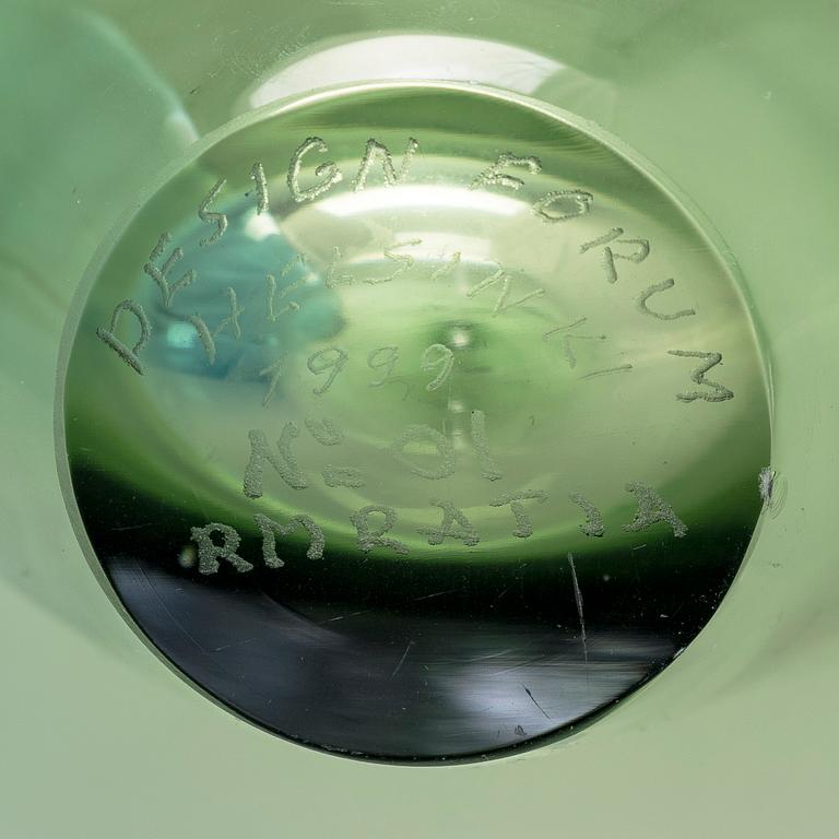 Ristomatti Ratia, flaska och vas, glass, signerade Design Forum Helsinki 1999 RM Ratia.