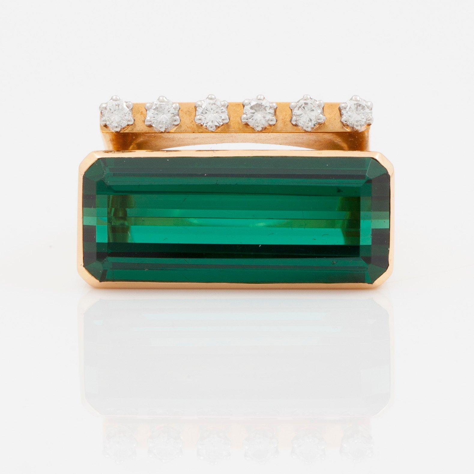 RING med turmalin ca 12.00 ct samt briljantslipade diamanter totalt ca 0.21 ct.