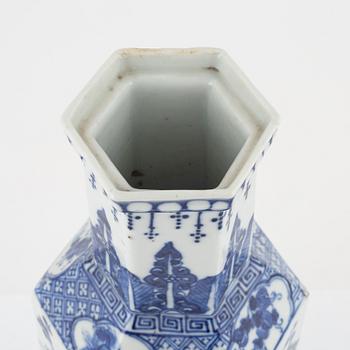 A blue and white porcelain case, China, Qingdynasty, 19th century.