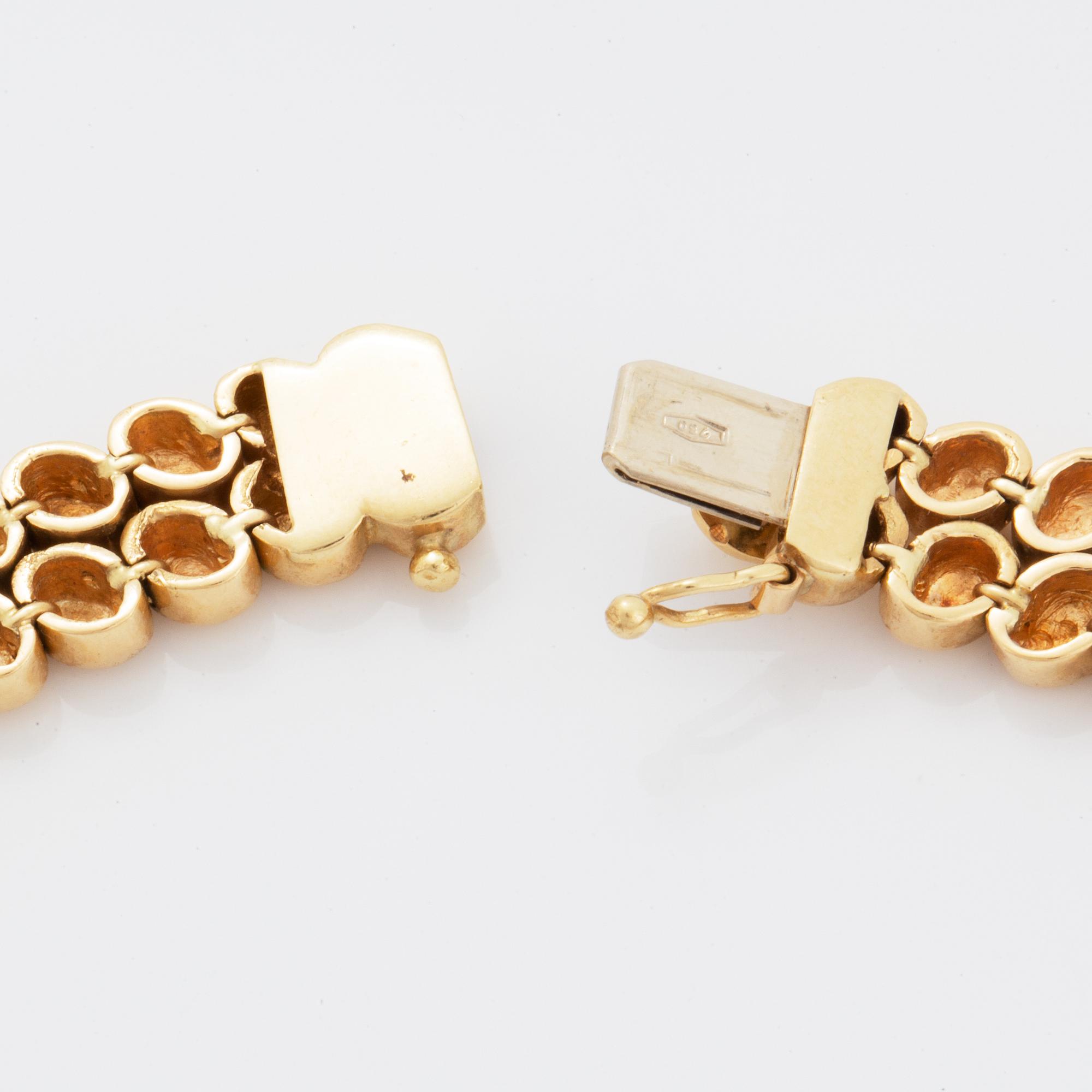 An 18K gold necklace and bracelet.