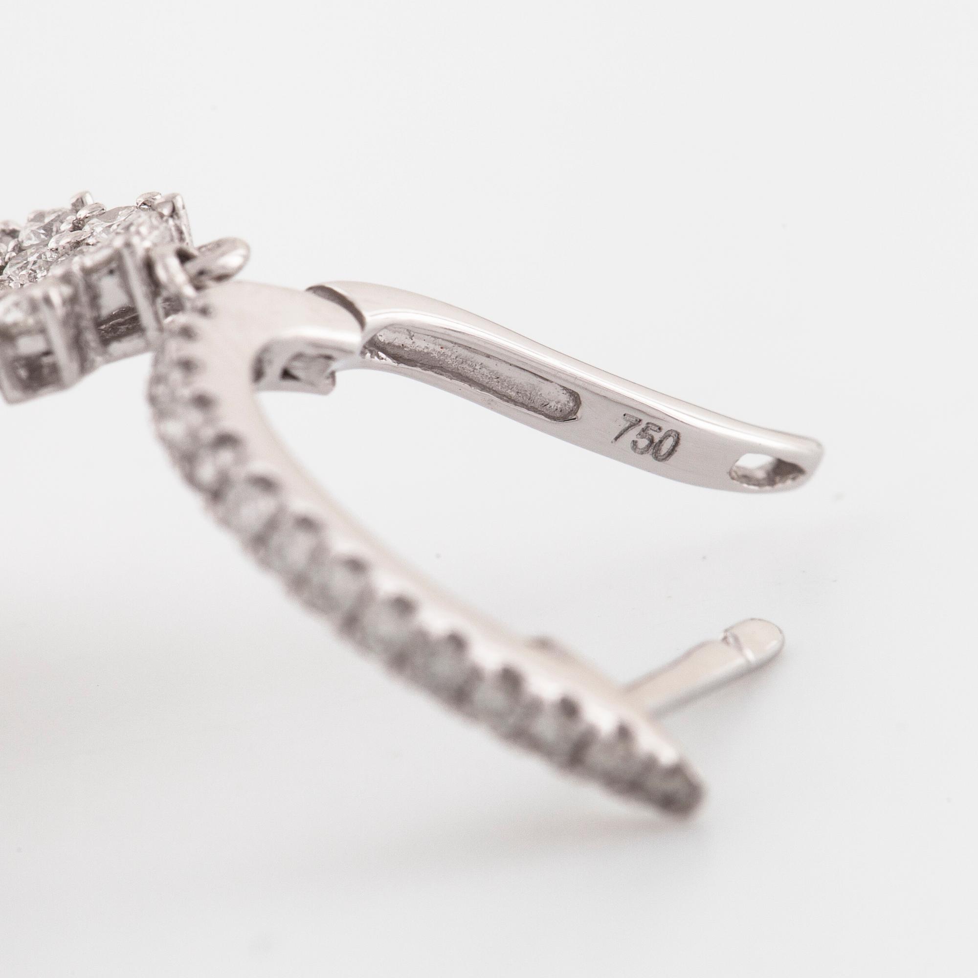ÖRHÄNGEN, med odlade pärlor och briljantslipade diamanter.
