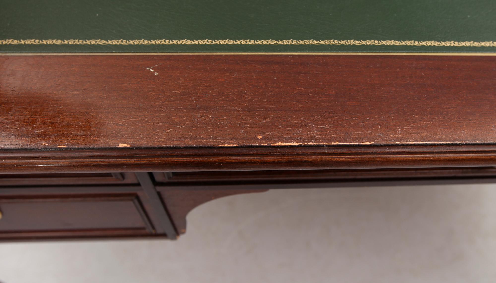 SKRIVBORD, gustaviank stil, 1900-talets andra hälft.