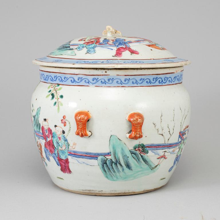 A famille rose jar with cover, Qing dynasty, late 19th century.