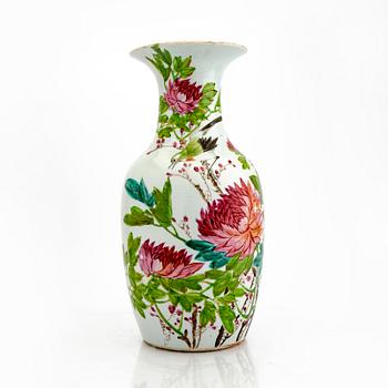 A 20ty century Chinese porcelain vase.